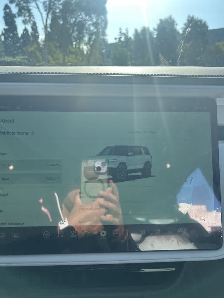 Thumbnail: 2023 Rivian R1S - 11