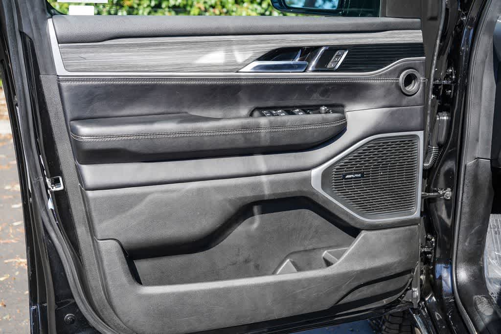 Thumbnail: 2023 Jeep Wagoneer - 18
