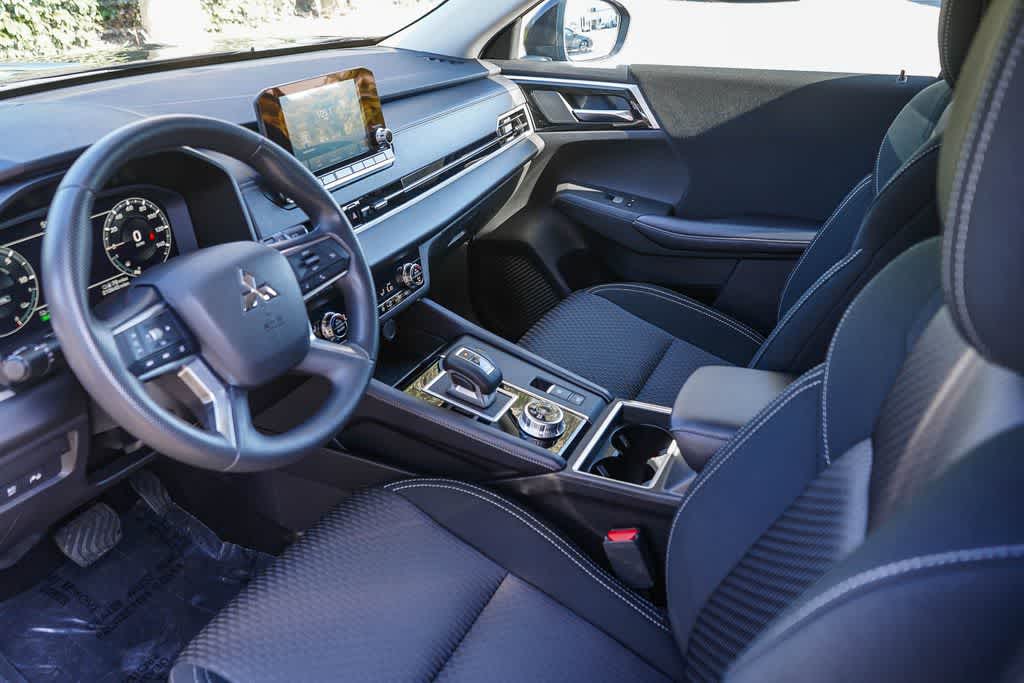 Thumbnail: 2025 Mitsubishi Outlander - 18