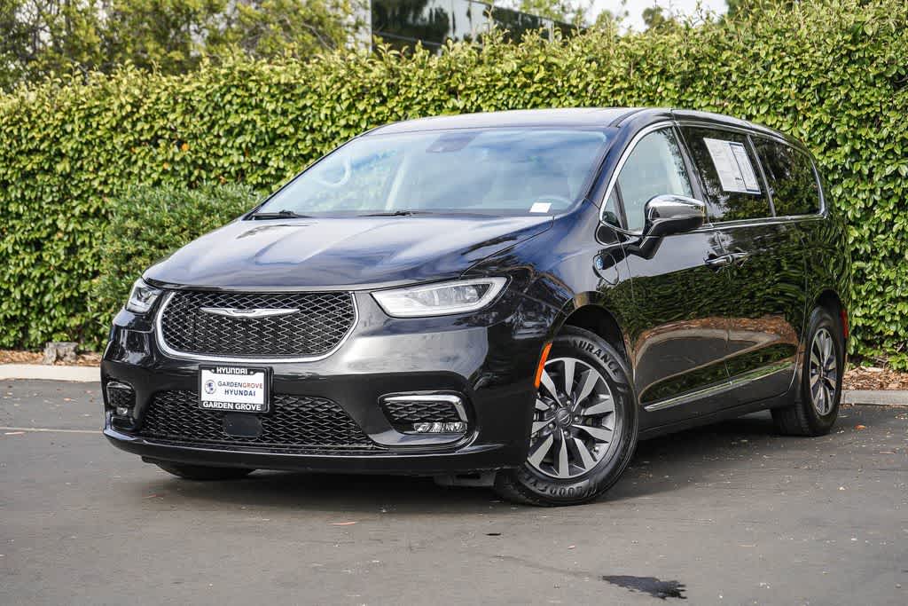 2023 Chrysler Pacifica Hybrid Limited Hybrid's photo
