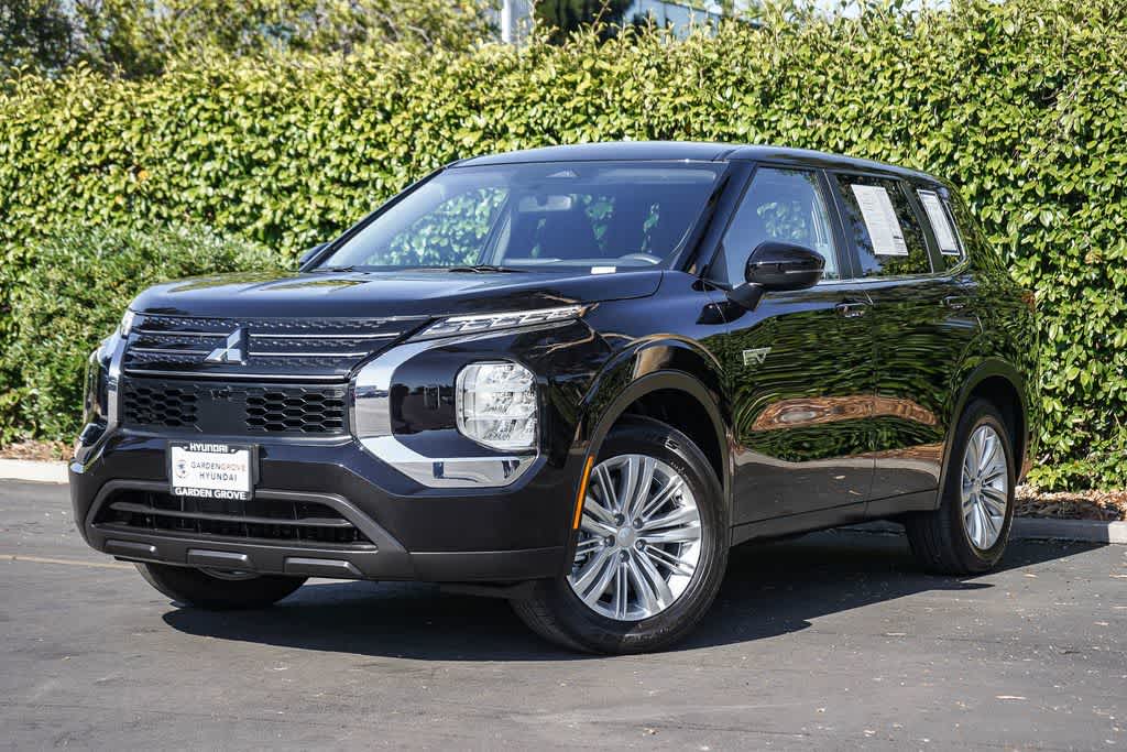 2025 Mitsubishi Outlander Plug-in Hybrid ES S-AWC's photo