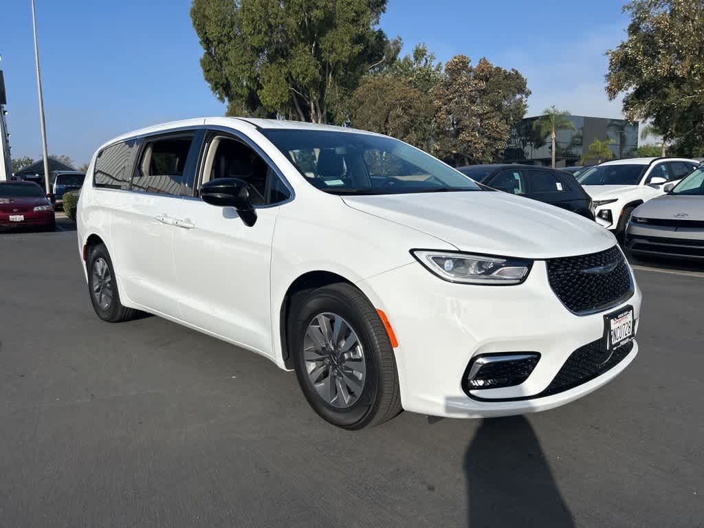2024 Chrysler Pacifica Hybrid photo 2