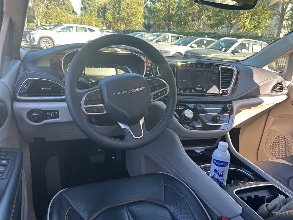 Thumbnail: 2023 Chrysler Pacifica - 8