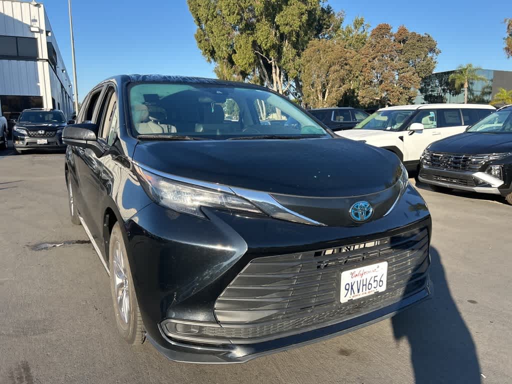 2024 Toyota Sienna LE's photo