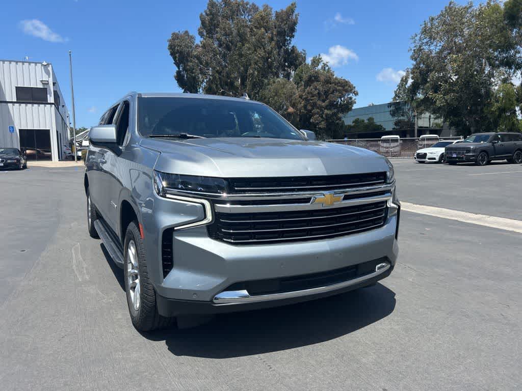 2024 Chevrolet Suburban 4WD 1500 LT's photo