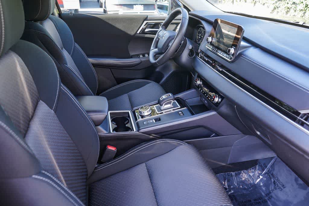 Thumbnail: 2025 Mitsubishi Outlander - 16
