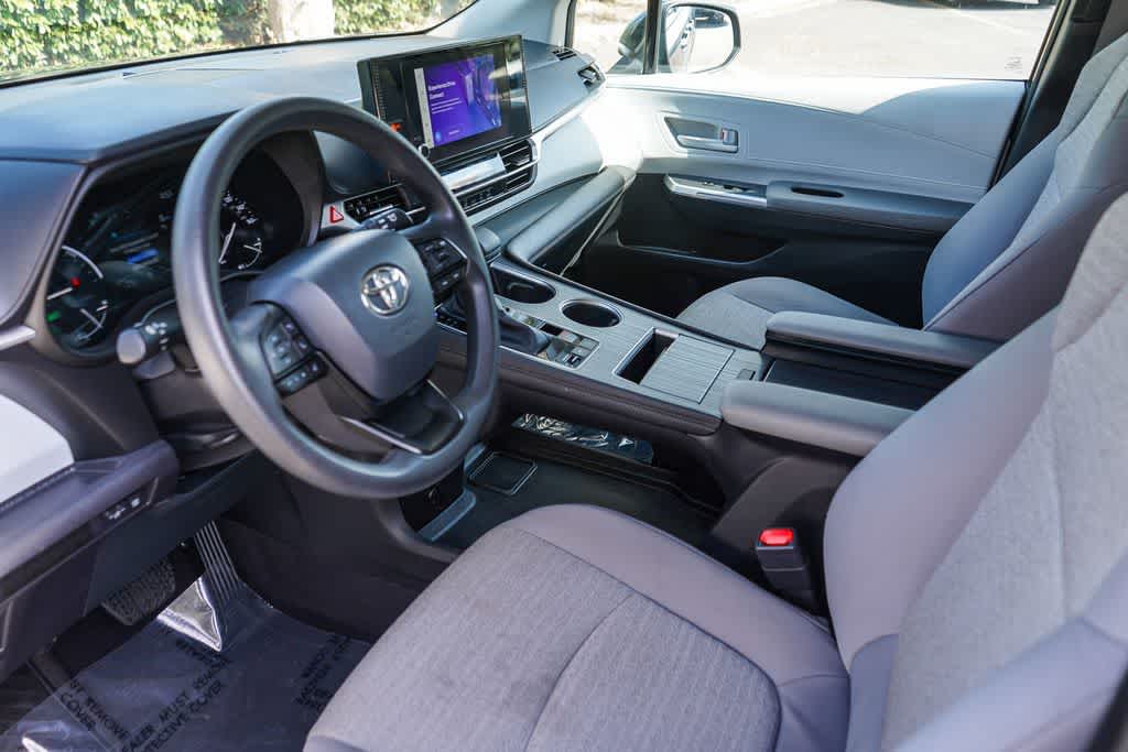 Thumbnail: 2025 Toyota Sienna - 18