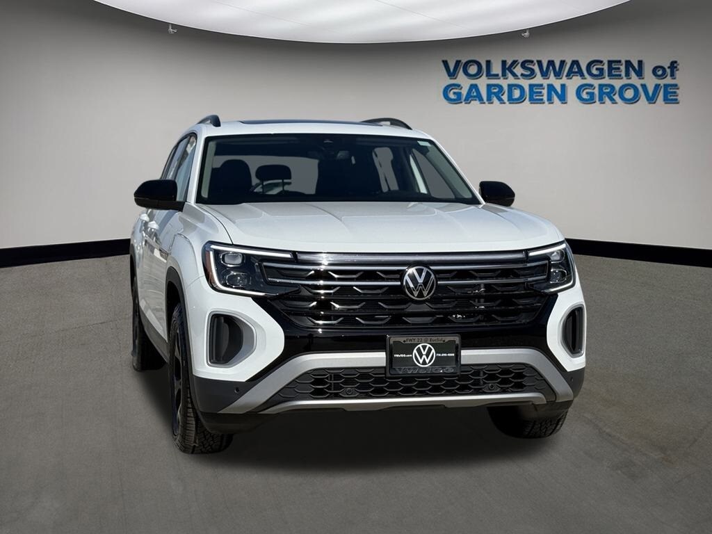 2025 Volkswagen Atlas Peak Edition SE photo 2