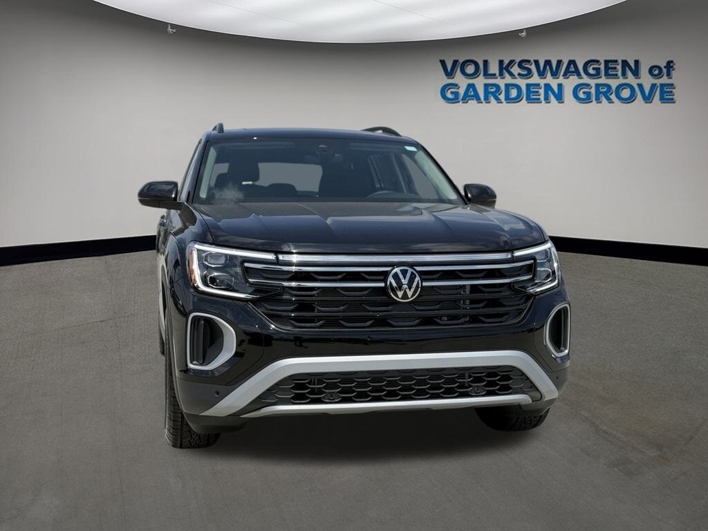 2025 Volkswagen Atlas Peak Edition SE photo 2