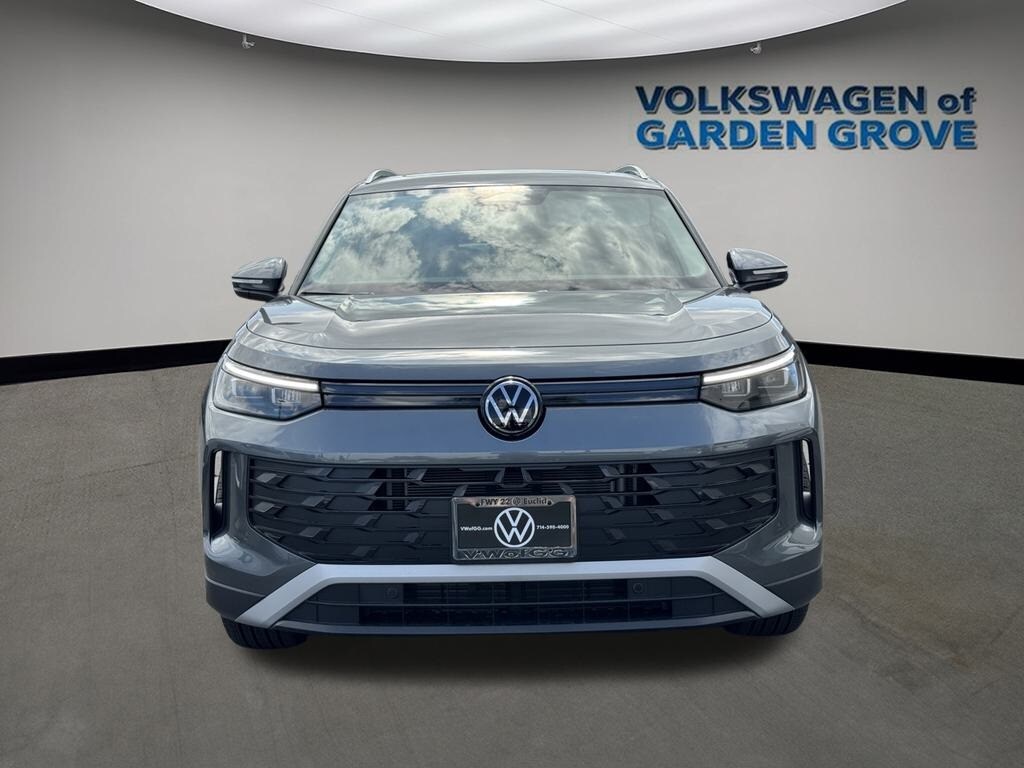 2025 Volkswagen Tiguan SE photo 2