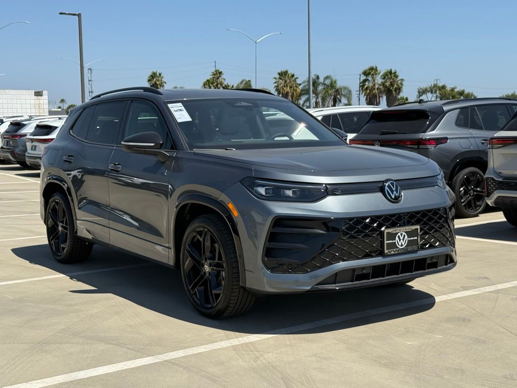 2026 Volkswagen Tiguan 2.0T SE R-Line Black's photo