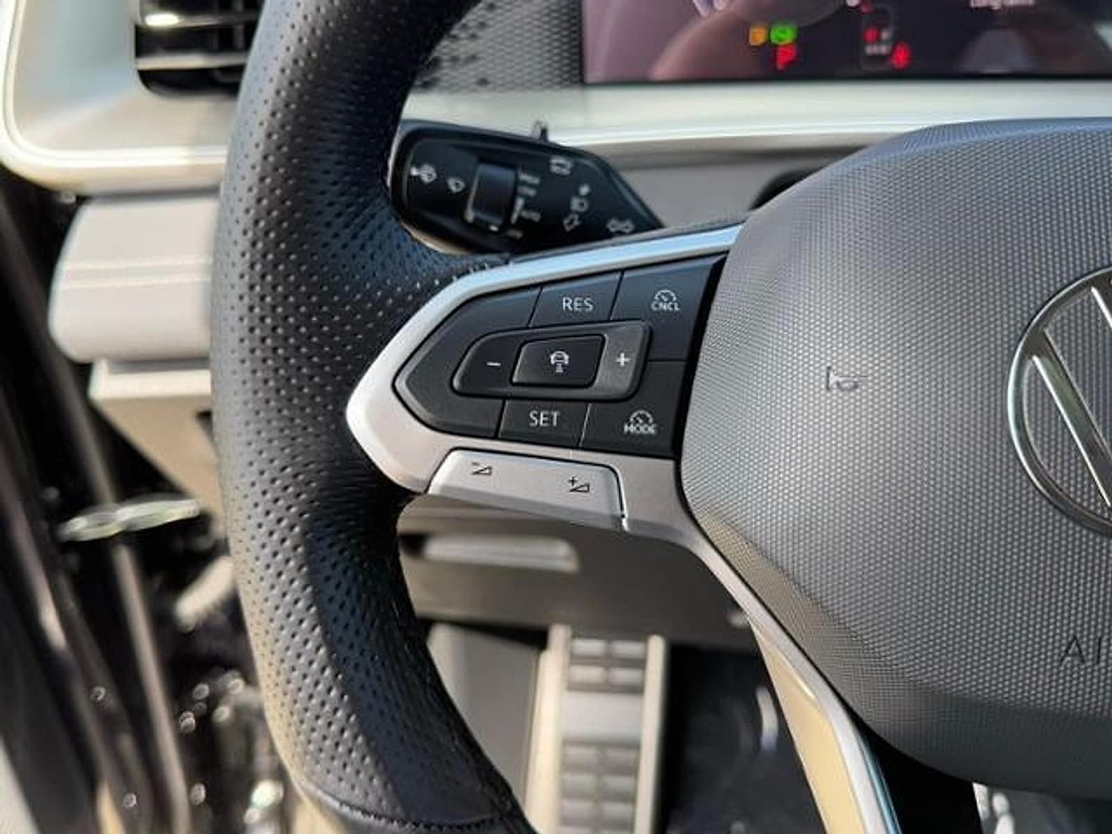 2026 Volkswagen Tiguan SE R-LINE BLACK - Photo 15
