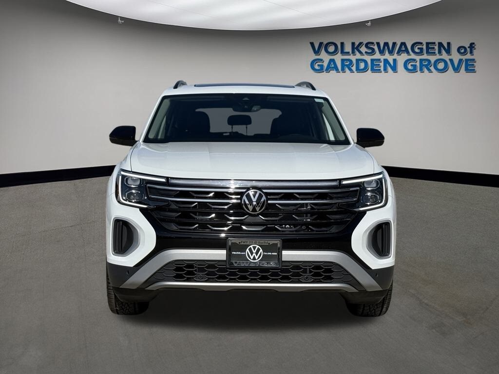 2025 Volkswagen Atlas Peak Edition SE photo 3