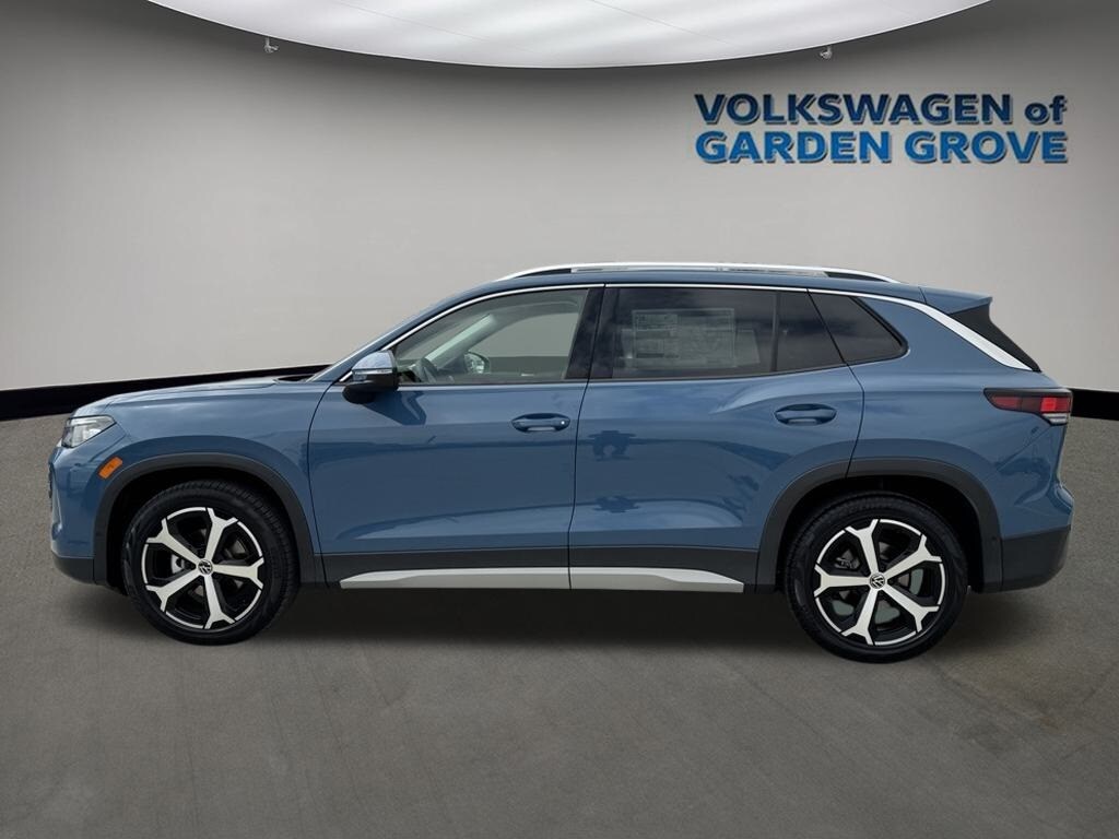 2025 Volkswagen Tiguan SE photo 3