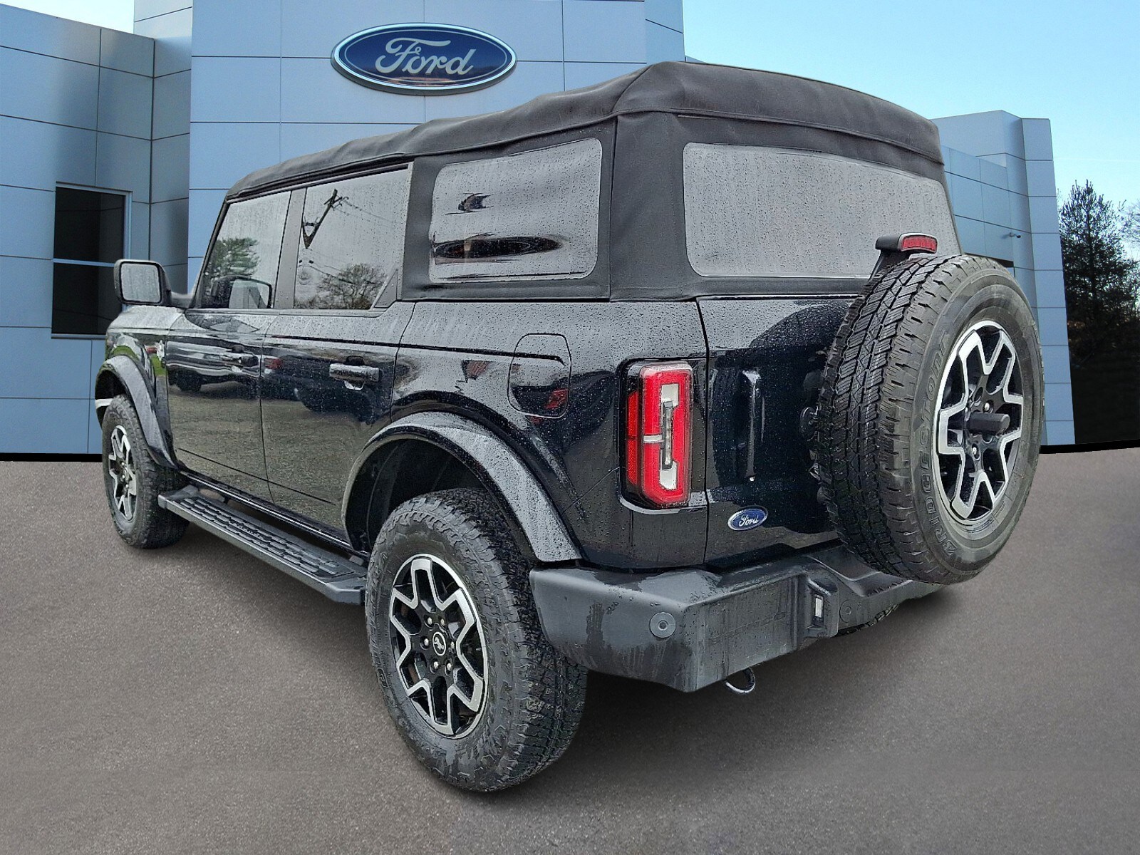 2022 Ford Bronco Outer Banks photo 2