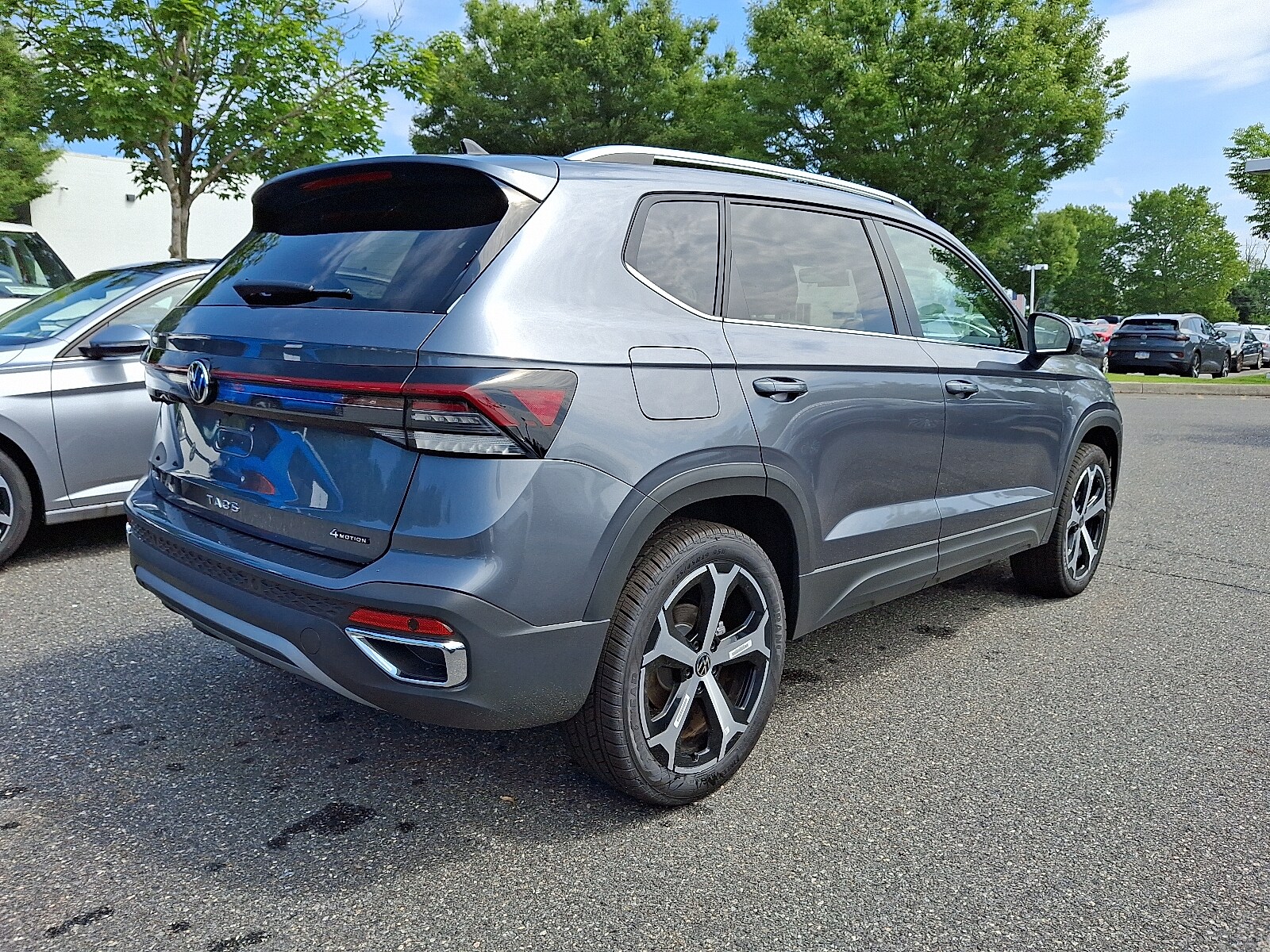 2025 Volkswagen Taos SEL photo 4