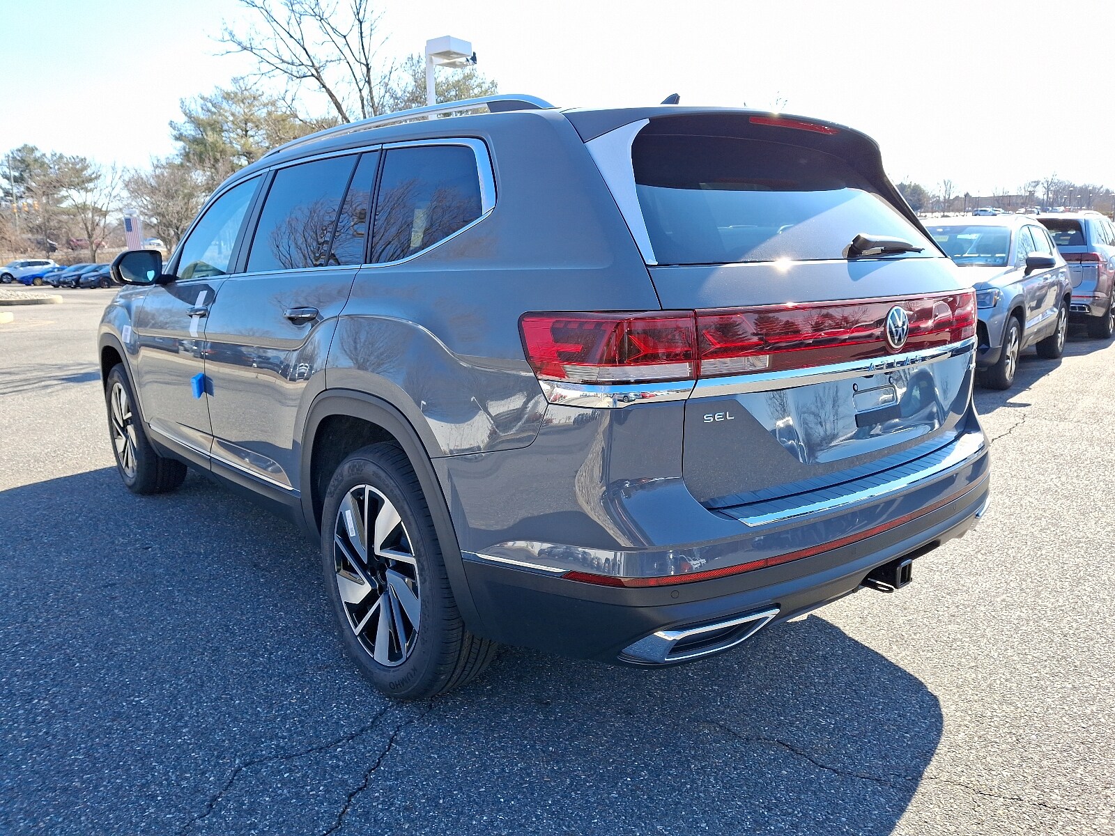 2025 Volkswagen Atlas SEL photo 3