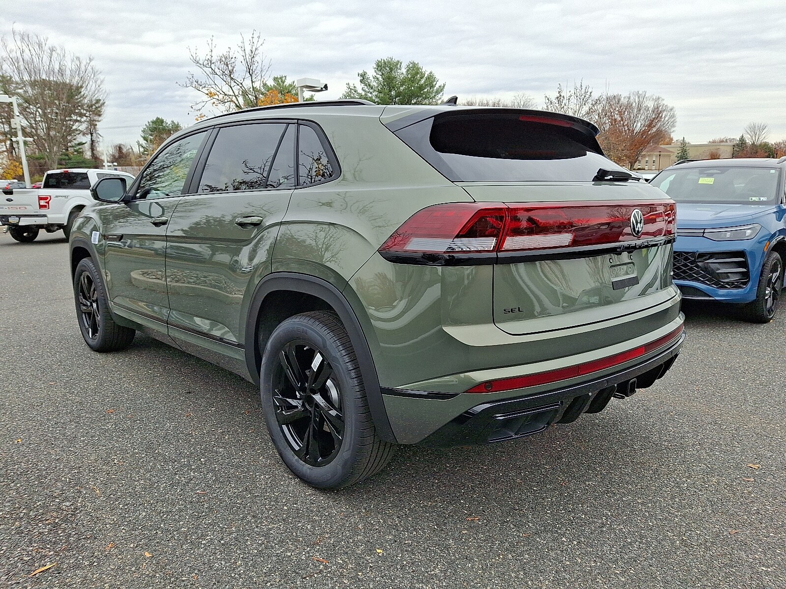 2026 Volkswagen Atlas Cross Sport SEL R-Line photo 3