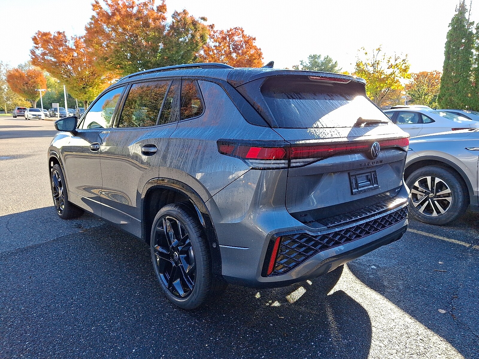2025 Volkswagen Tiguan SE R-Line Black photo 2