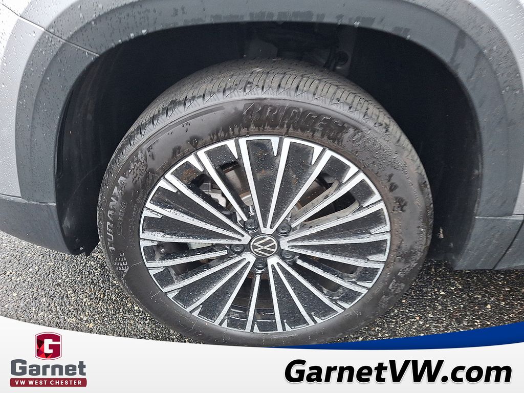 2025 Volkswagen Taos SE photo 2