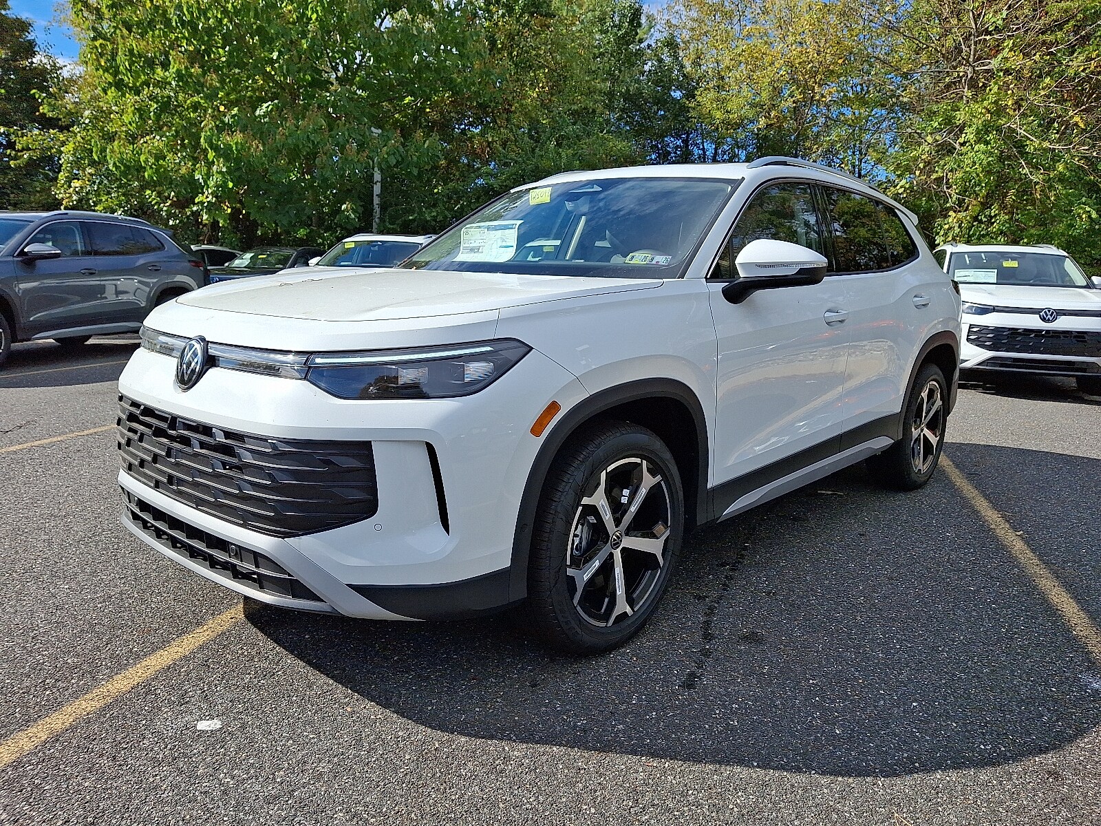 2025 Volkswagen Tiguan SE photo 2