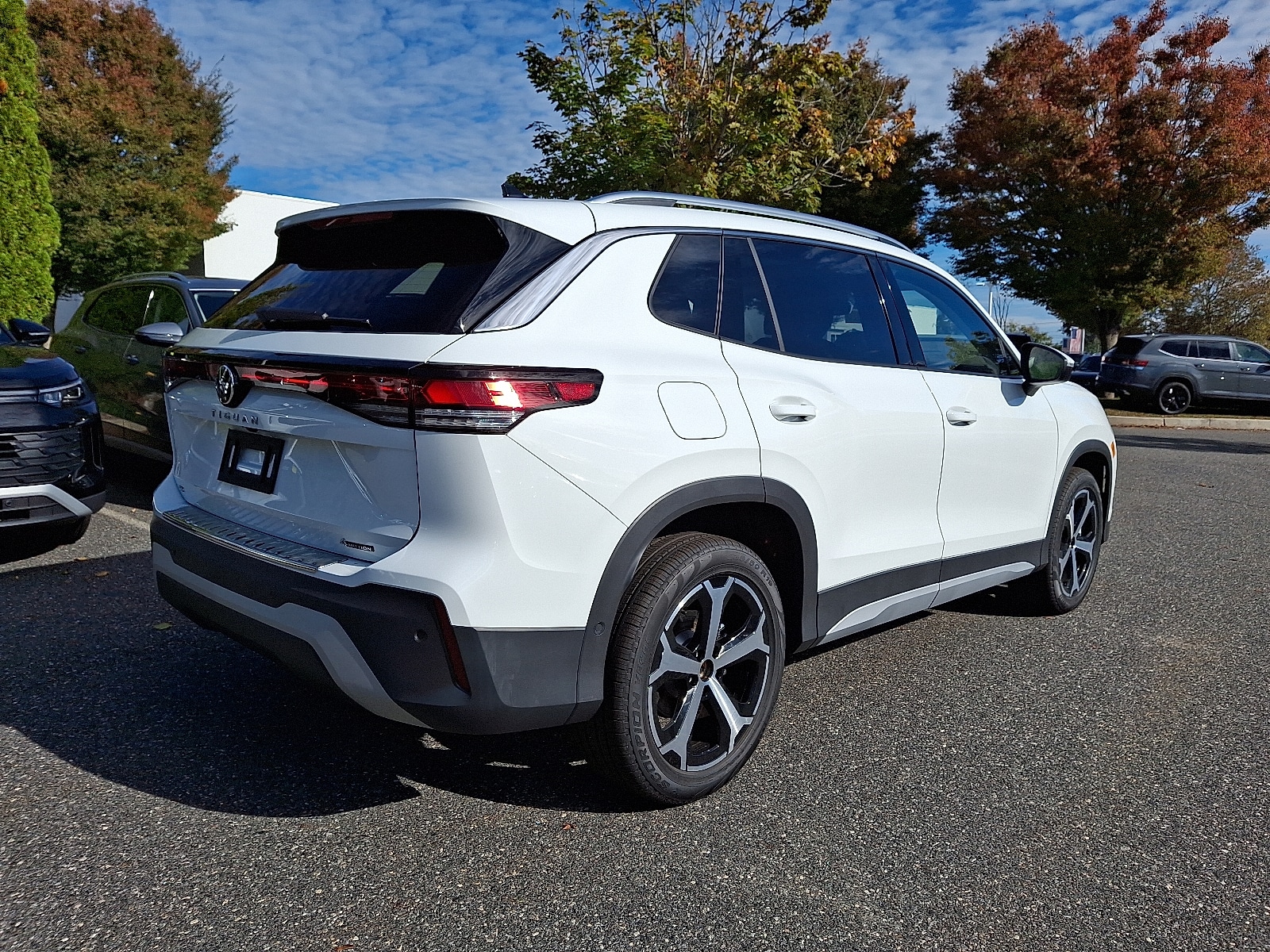 2025 Volkswagen Tiguan SE photo 4