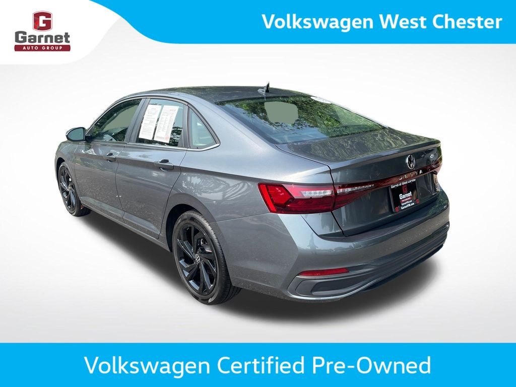 Certified 2025 Volkswagen Jetta 1.5T SE Sedan