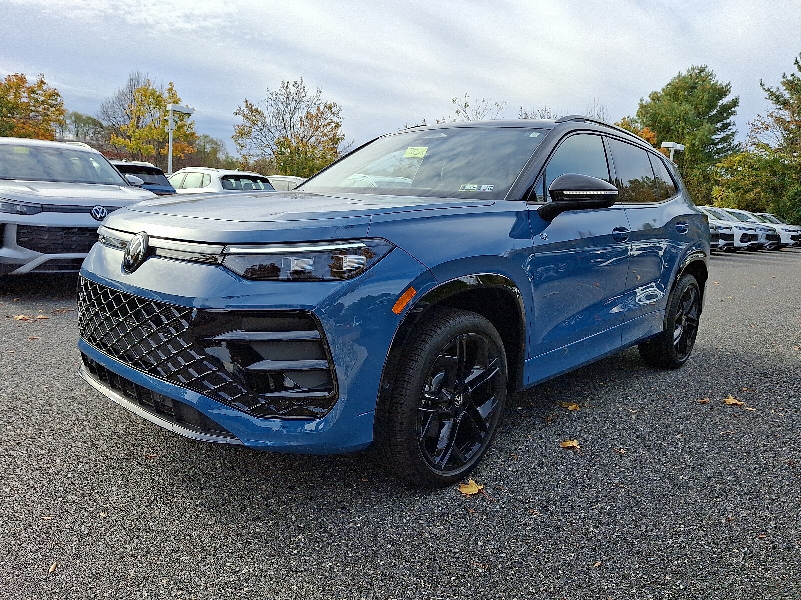 2025 Volkswagen Tiguan SE R-Line Black photo 2