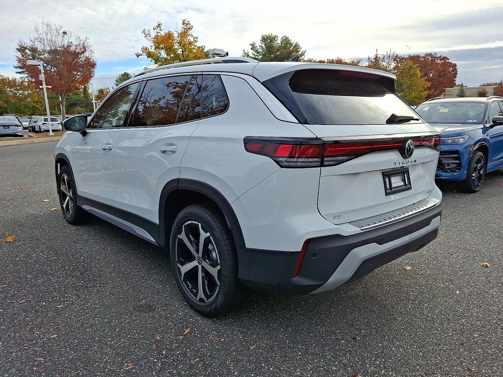 New 2025 Volkswagen Tiguan 2.0T SE SUV