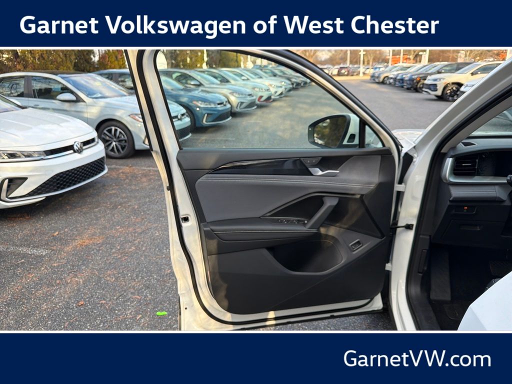 2025 Volkswagen Tiguan SE - Photo 10