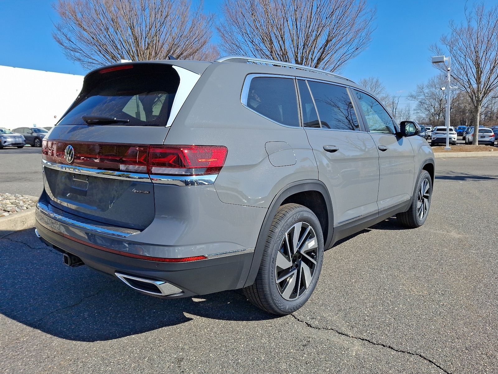 2025 Volkswagen Atlas SEL photo 4