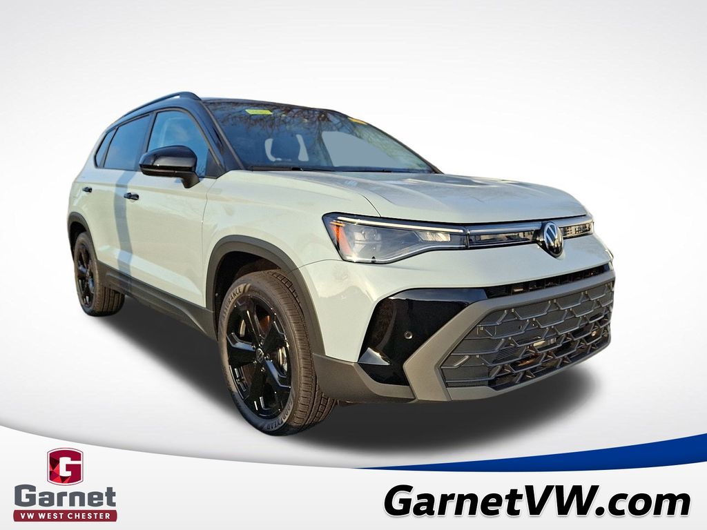 2025 Volkswagen Taos SE Black's photo