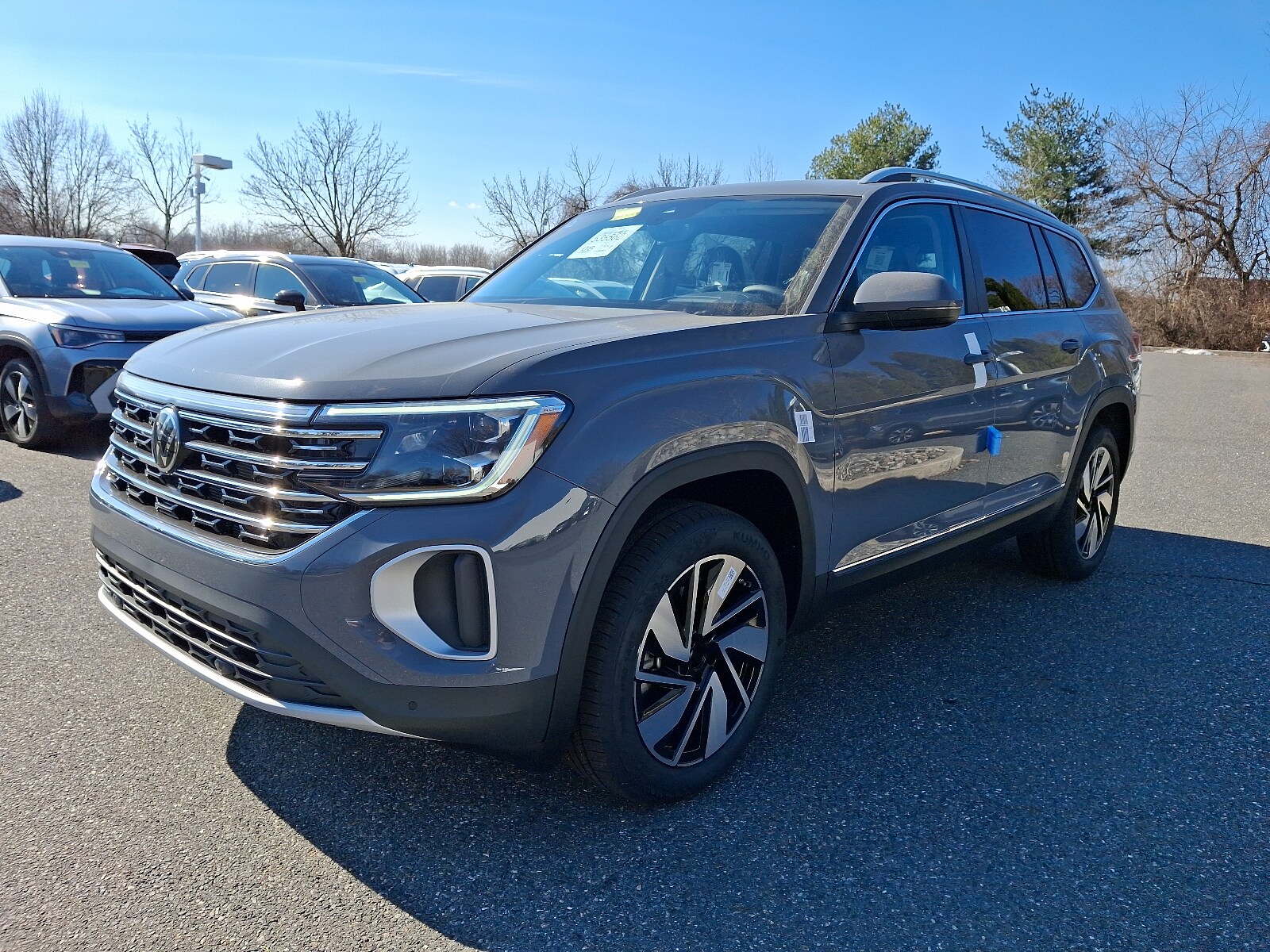 2025 Volkswagen Atlas SEL photo 2