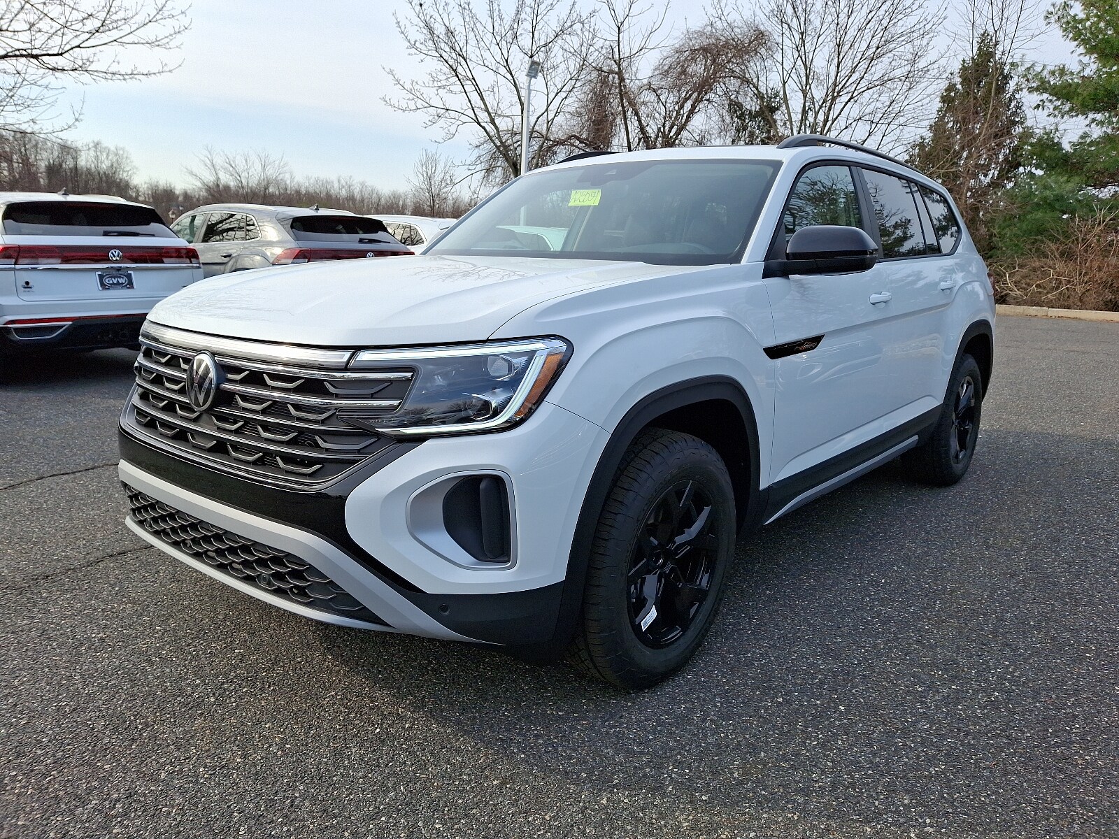 2025 Volkswagen Atlas Peak Edition SE photo 2