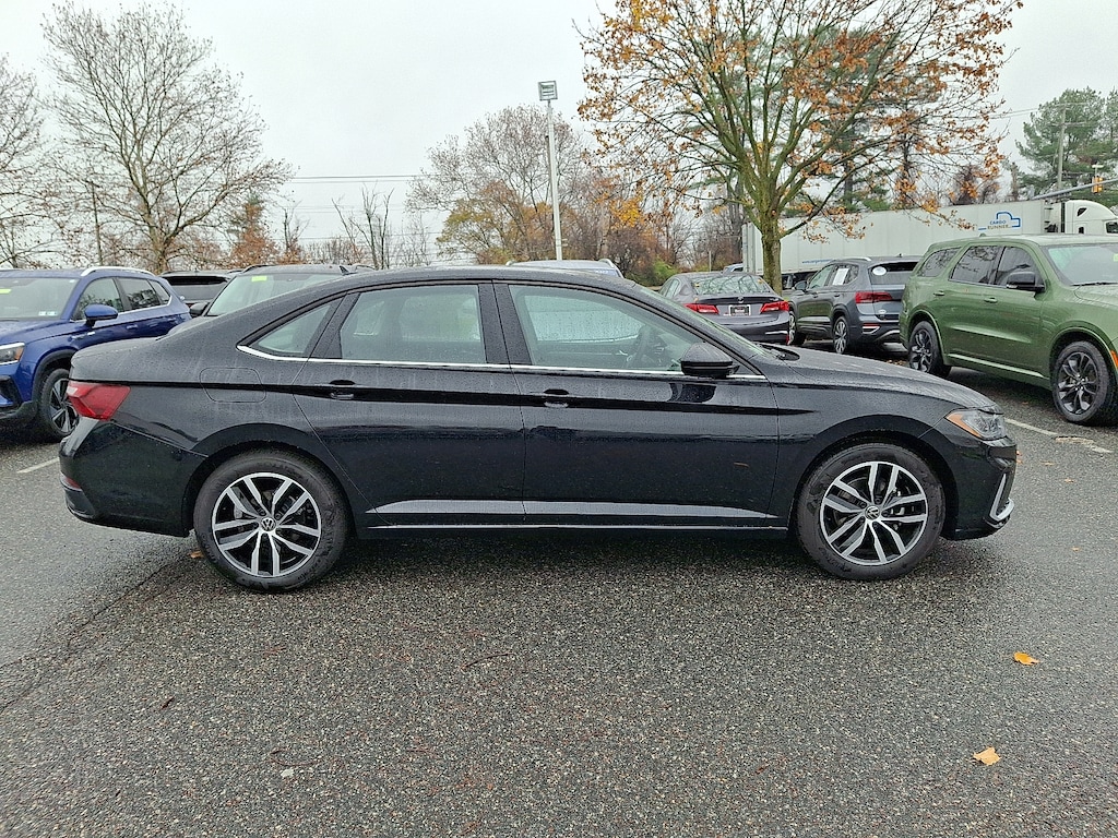 New 2025 Volkswagen Jetta 1.5T SE Sedan