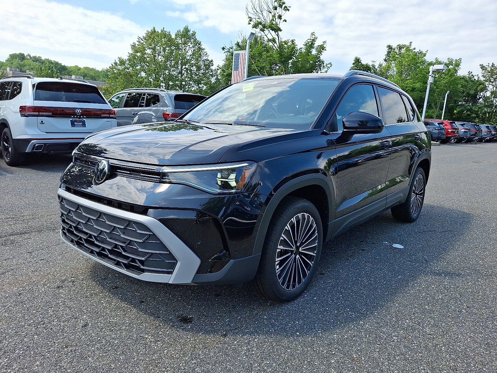 2025 Volkswagen Taos SE photo 2