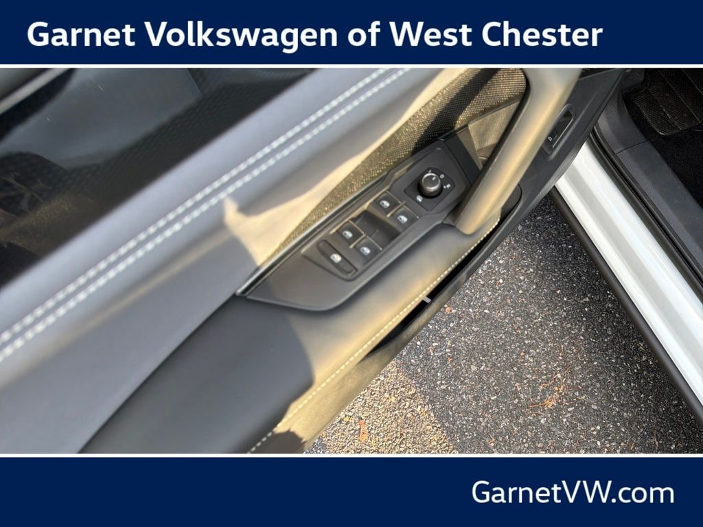 2025 Volkswagen Tiguan SE - Photo 11