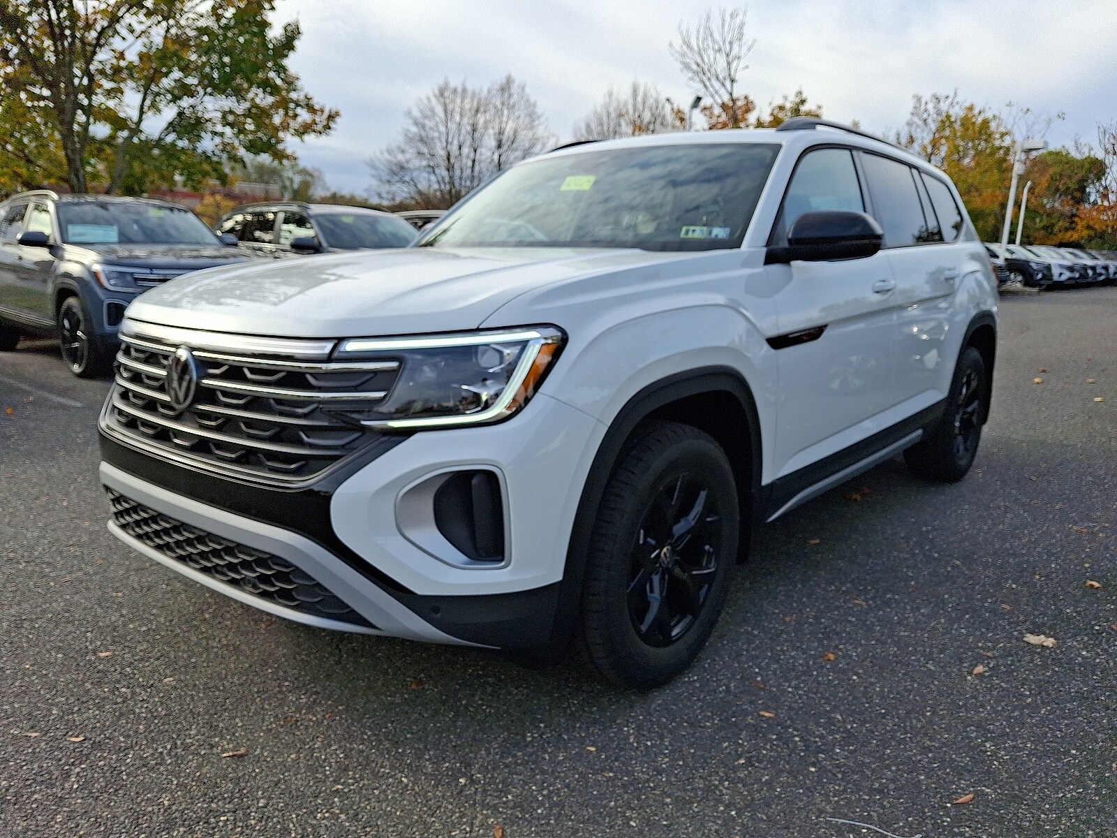 2025 Volkswagen Atlas Peak Edition SE photo 2