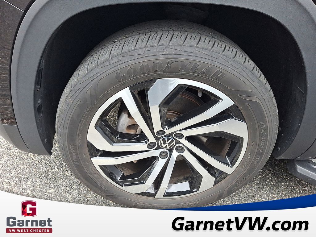 2023 Volkswagen Atlas SEL photo 2