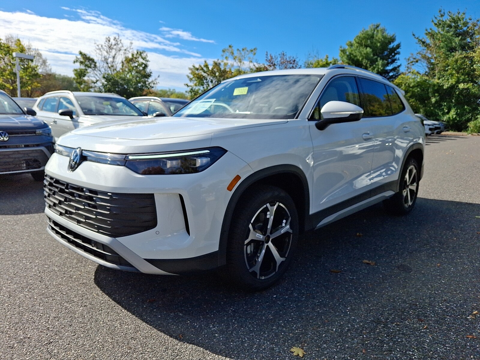 2025 Volkswagen Tiguan SE photo 2