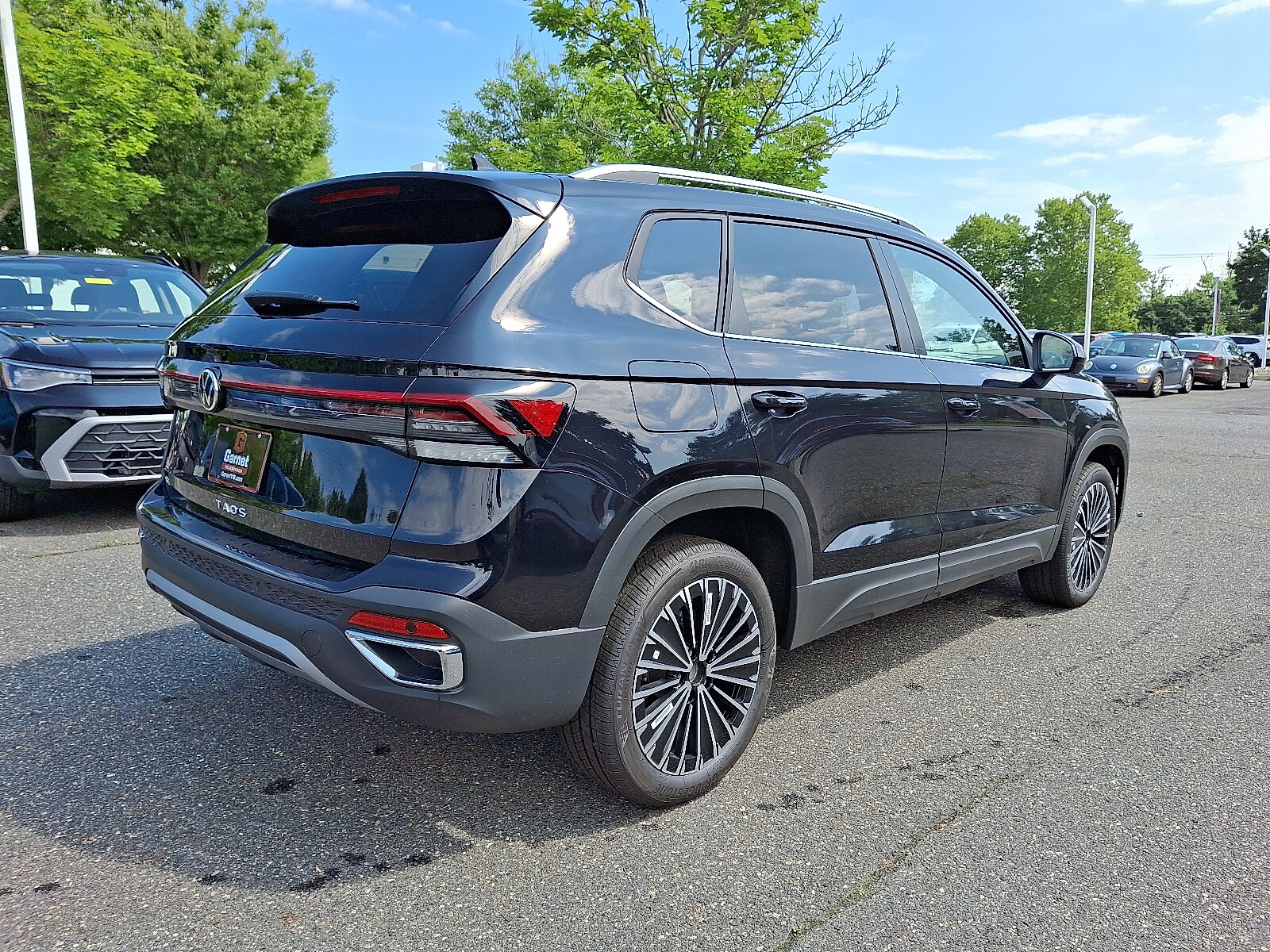2025 Volkswagen Taos SE photo 4