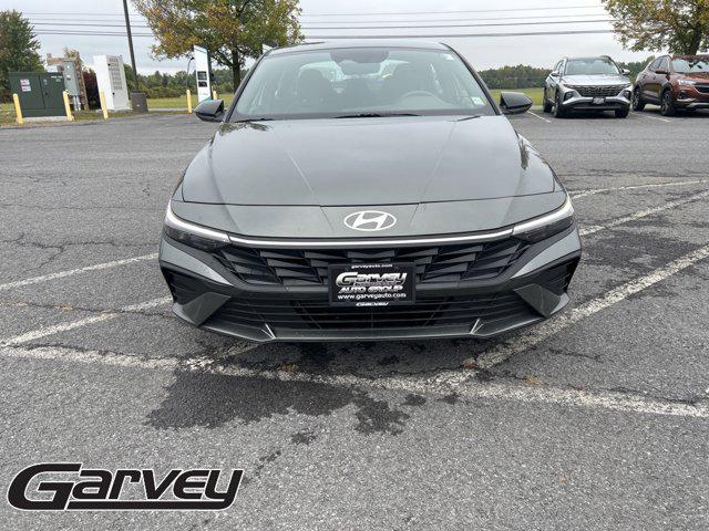2025 Hyundai Elantra SEL Sport photo 2