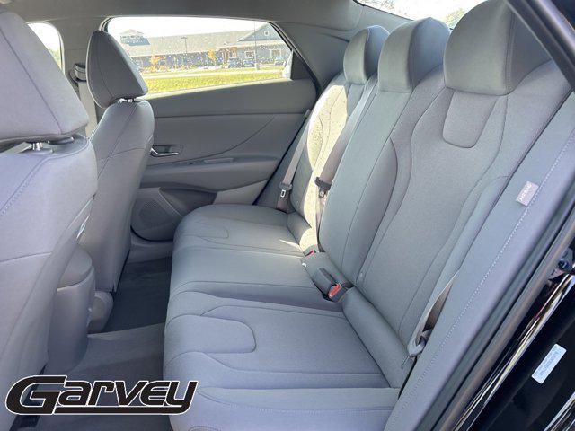 2025 Hyundai Elantra SE - Photo 9