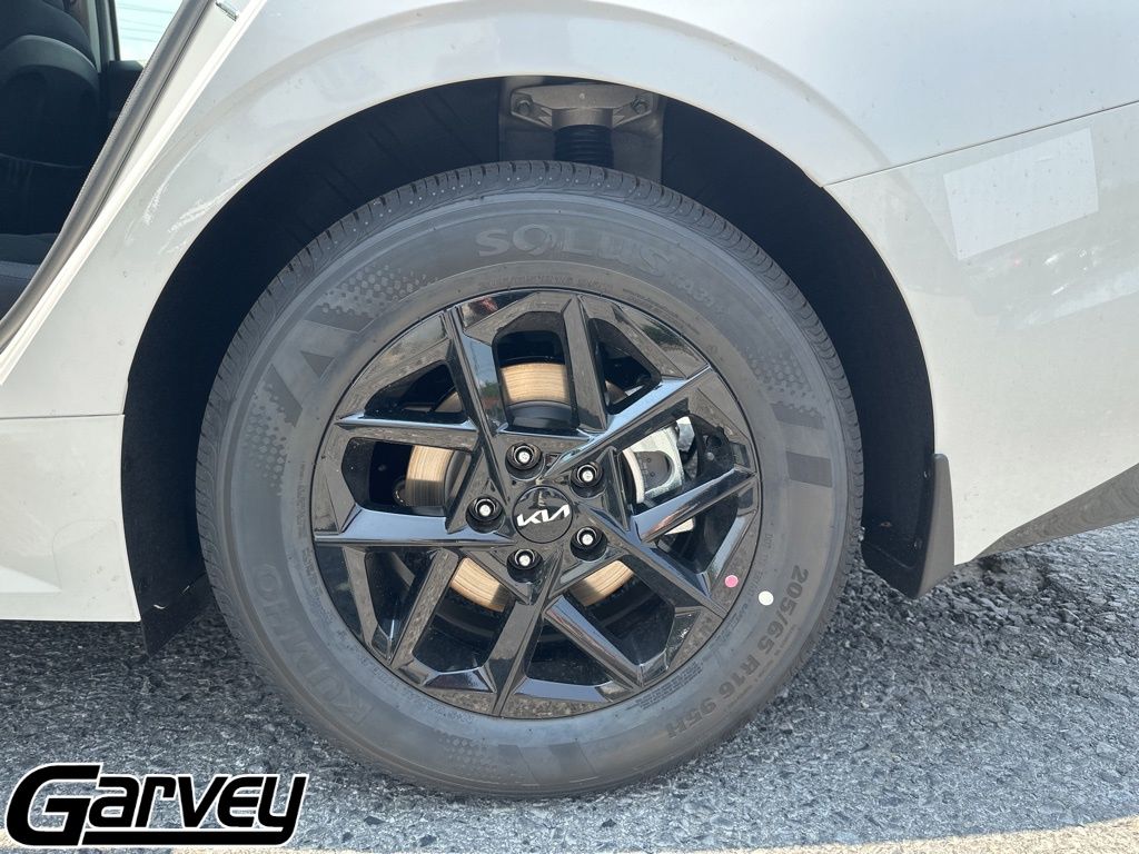 2025 Kia K5 LXS - Photo 11
