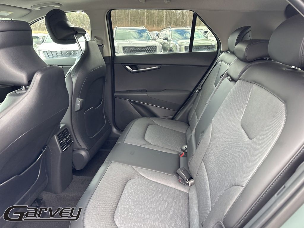 2025 Kia Niro SX Touring - Photo 10