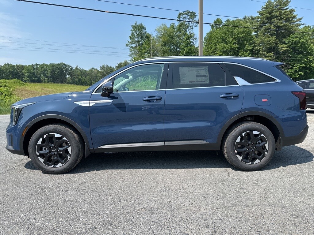 2025 Kia Sorento S photo 3