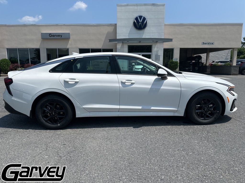 2025 Kia K5 LXS - Photo 8