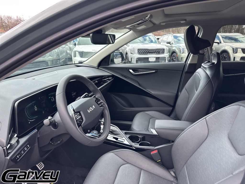2025 Kia Niro SX Touring - Photo 12