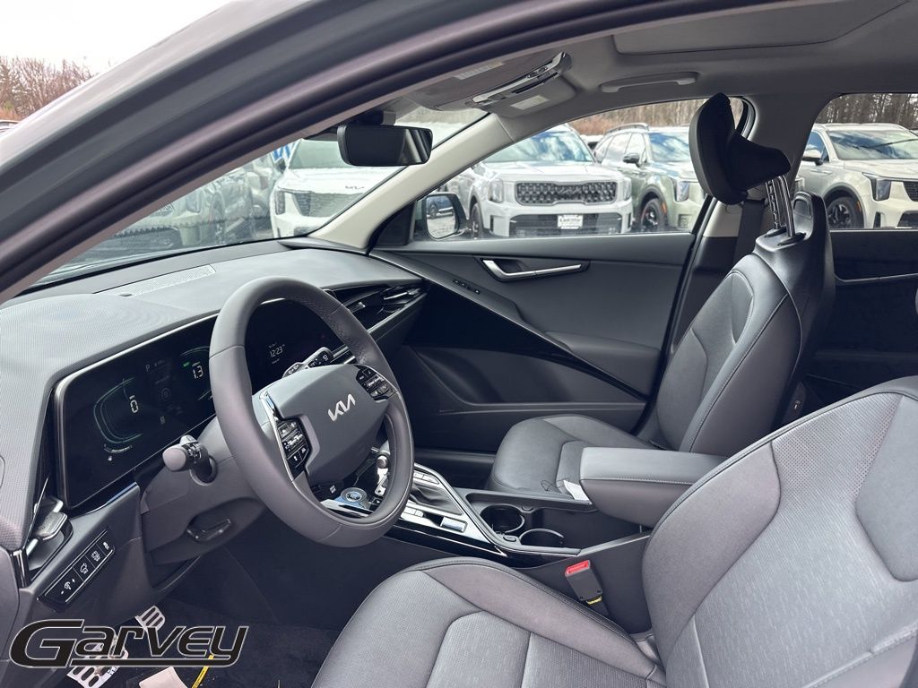 2025 Kia Niro SX Touring - Photo 12