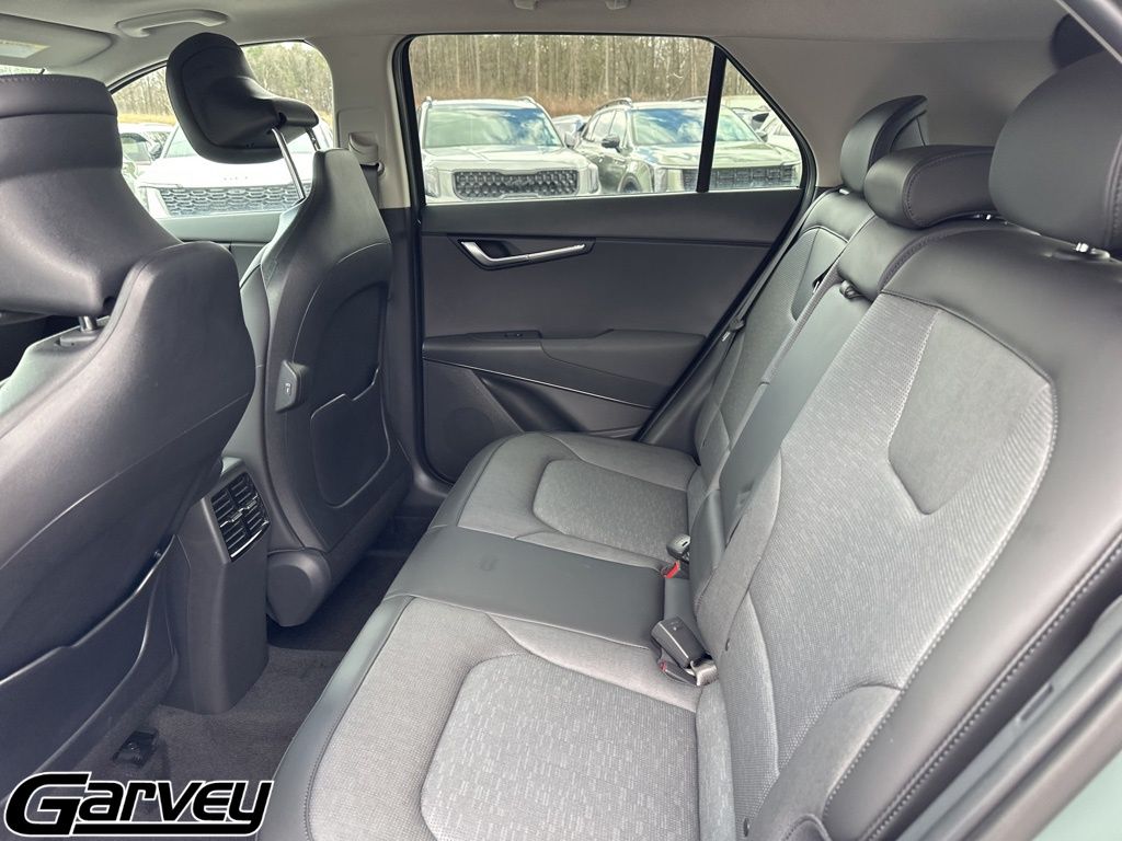2025 Kia Niro SX Touring - Photo 10
